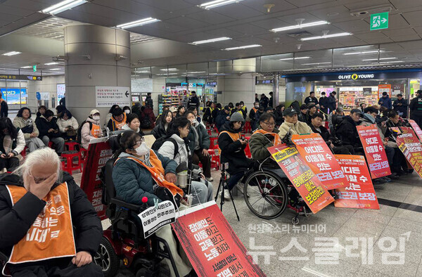 18일 오전 서울 지하철 5호선 광화문역에서 열린 '제66차 출근길지하철탑니다'. 사진=전장연