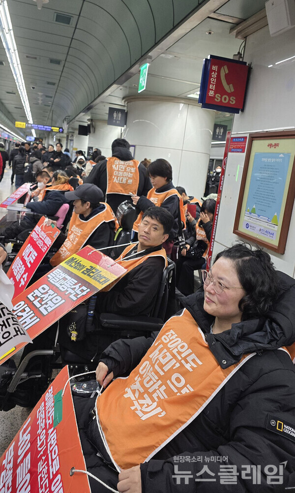 18일 오전 서울 지하철 5호선 광화문역에서 열린 '제66차 출근길지하철탑니다'. 사진=전장연