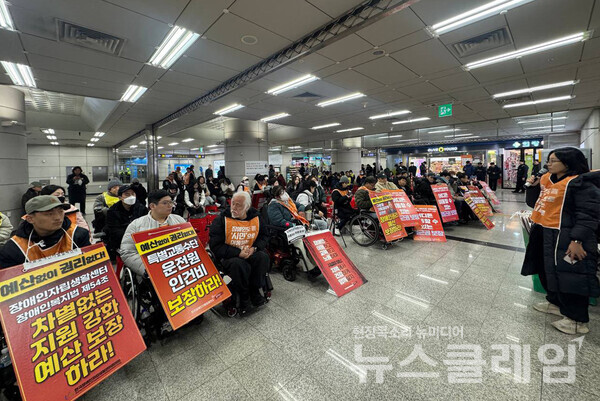 18일 오전 서울 지하철 5호선 광화문역에서 열린 '제66차 출근길지하철탑니다'. 사진=전장연