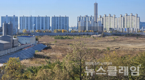 18일 오전 서울 용산역 후문 구름다리에서 진행된 '용산정비창 부지 매가계획 철회 촉구 기자회견'. 사진=빈곤사회연대