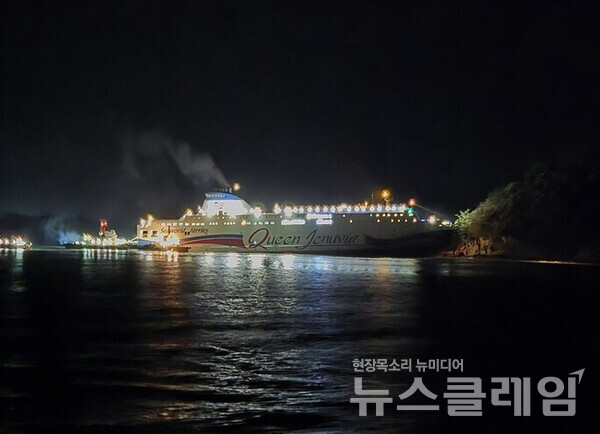 지난 19일 오후 8시 17분께 전남 신안군 장산도 남방 족도에 여객선 퀸제누비아2호가 좌초됐다. 사진=목포해경