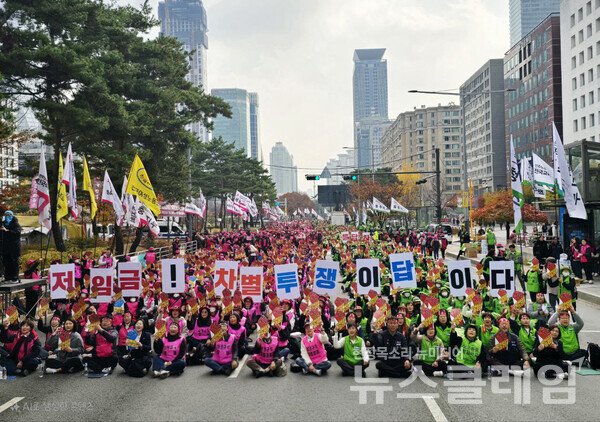 20일 국회 앞에서 열린 '전국학교비정규직연대회의 파업 집회'. 사진=학교비정규직연대회의