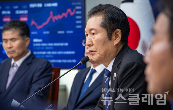 더불어민주당이 대의원과 권리당원의 표 가치를 동등하게 하는 '1인 1표제' 당헌·당규 개정안에 대한 당원 의견수렴 투표에서 압도적인 찬성을 얻었다. 사진=정청래 페이스북