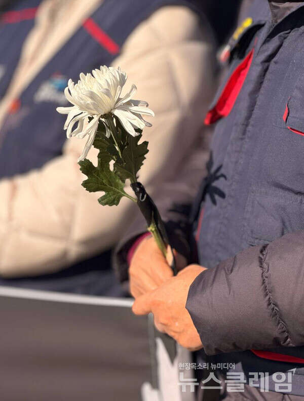 21일 오전 대전 유성구 기초과학연구원 과학문화센터 과학도서관에서 진행된 '대전 도룡동 배달 라이더 사망사건 추모 기자회견'. 사진=라이더유니온지부 대전지회