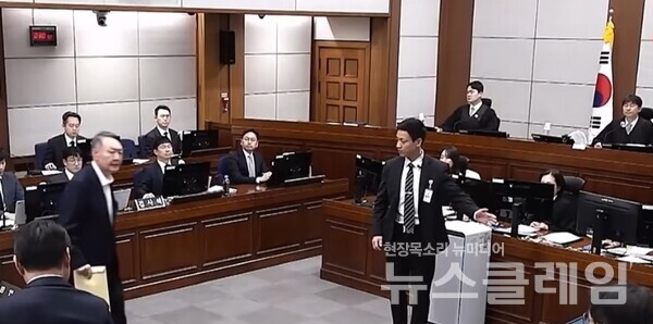 윤석열 내란수괴 재판 지귀연 판사 모습. 사진=방송 중계 갈무리