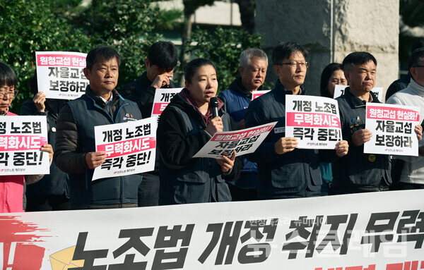 24일 오전 고용노동부 제주근로개선지도센터 앞에서 열린 민주노총 제주본부 긴급 기자회견. 사진=민주노총 제주본부