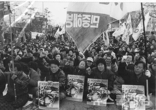 1995년 서울 종묘공원에서 개최된 이덕인 열사 추모집회. 사진=이덕인 대책위