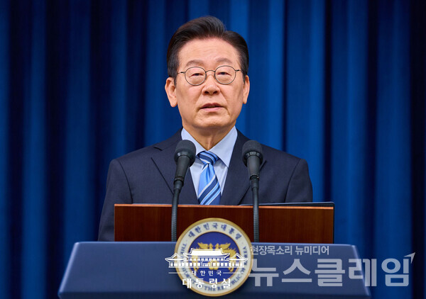 이재명 대통령이 지난 9월 미국 조지아주 현대자동차·LG에너지솔루션 합작 배터리 공장에서 현지 이민당국에 의해 구금됐던 한국인 노동자 300여명에게 직접 위로 편지를 보냈다. 사진=대통령실