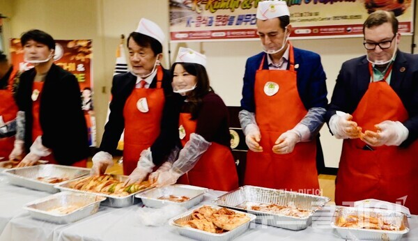 CJ제일제당(회장 이재현)이 지난 23일 미국 버지니아주 헌던 커뮤니티센터에서 열린 ‘제4회 버지니아 김치의 날’ 행사에 K-푸드 대표 브랜드 비비고가 김치, 만두, 볶음밥, 김스낵 등 제품을 후원했다. CJ제일제당 제공