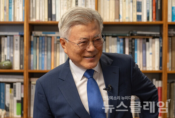 문재인 전 대통령 뇌물 혐의 사건의 국민참여재판 여부 결정이 검찰 제출 증거 선별 지연으로 내년 1월 13일로 연기됐다. 사진=문재인 페이스북