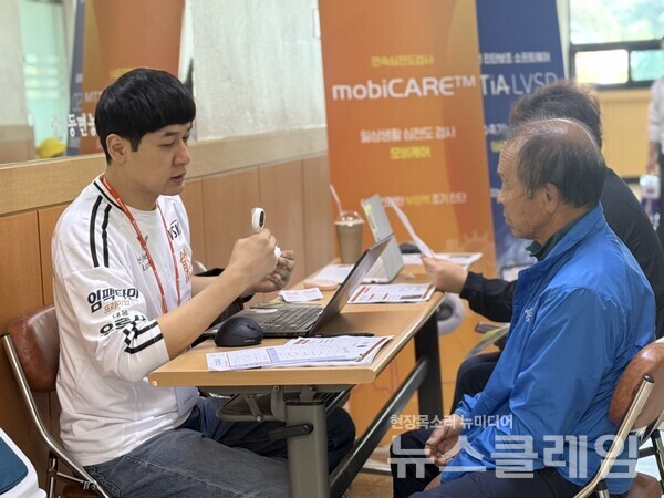 홍천군 주민이 웨어러블 심전도 모비케어에 대한 설명을 듣고 있다. 대웅제약 제공