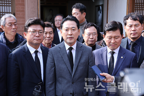 비상계엄 선포 1주년을 앞두고 국민의힘 지도부가 이재명 정부에 대한 강경 대응을 우선하는 가운데, 초선 의원들은 계엄 사태에 대한 즉각적인 사과와 반성을 요구하고 있다. 사진=국민의힘