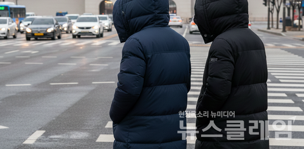 25일 서울 광화문 인근에서 시민들이 바람을 피하며 신호를 기다리고 있다. 기상청 일기예보에 따르면 26일 수요일은 전국이 대체로 흐리다가 오전부터 차차 맑아지겠다. 사진=기상청