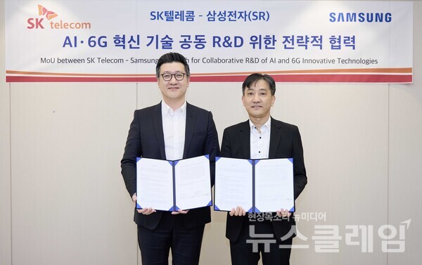 (사진 왼쪽부터)류탁기 SKT 네트워크기술담당과 정진국 삼성리서치 차세대통신연구센터장이 협약서에 서명하고 있다. SKT 제공