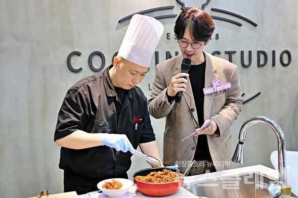 김주방장중화제육’ 김형찬 대표가 ‘효녀 심청 신제품 출시 프로젝트’ 최종 품평회에서 ‘중화제육두부덮밥&바오번’ 메뉴를 선보이고 있다. 롯데웰푸드 제공