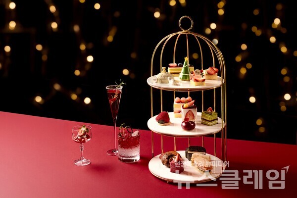 롯데호텔 서울이 겨울철 대표 과일인 딸기를 가득 즐길 수 있는 프리미엄 디저트 프로모션 ‘2026 머스트 비 스트로베리(Must be Strawberry)’를 내년 4월 30일까지 선보인다. 롯데호텔앤리조트 제공