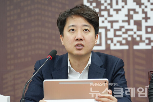 개혁신당 이준석 대표가 한동훈 전 국민의힘 대표에게 보수 험지 출마를 공개적으로 요구했다. 사진=개혁신당